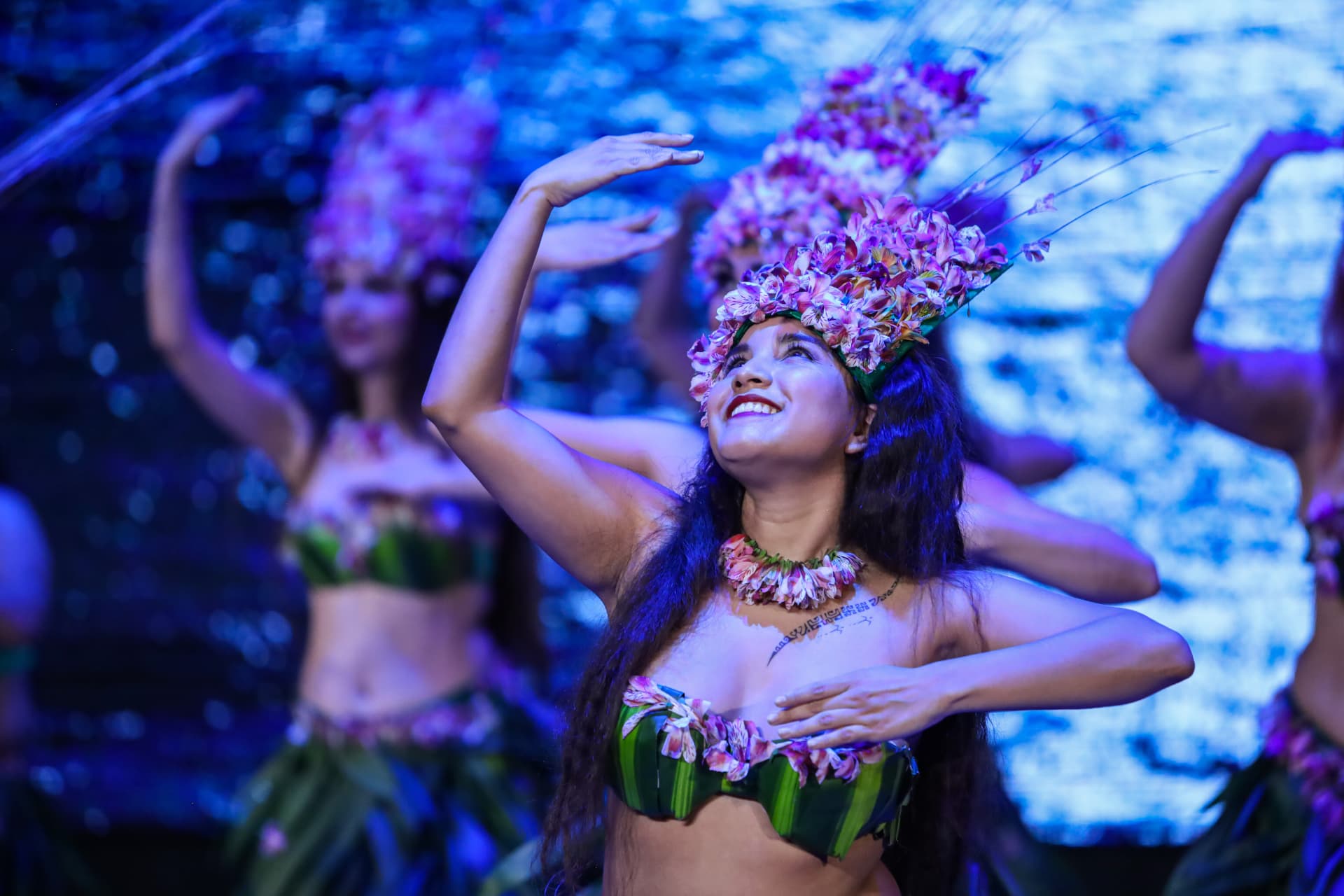 Bailarinas en aparima con tocados de flores
